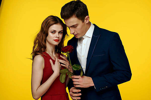 포토 JPG 해외이미지 커플 여자 남자 포옹 들기 상반신 성인 두명 장미 낭만 우아함 성인만 해외포토 꽃 컨셉 관계 안기 모션 사람 파일형식 이미지허브