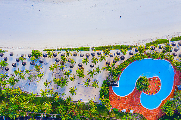 포토 JPG 해외이미지 나무 모래 바다 섬 여행 백그라운드 우산 건축양식 아프리카 자연 호텔 휴가 안테나 손바닥 해변 사람없음 건물 물 파란색 모래사장 컬러풀 야자수 맑음 만 투명 정상 인도인 휴양지 양산 석호 이국적 파라다이스 해외포토 자연요소 외국인 식물 건축물 손 건축 나라 컬러 통신 숙소 날씨 동양인 장소 생태계 파일형식 이미지허브