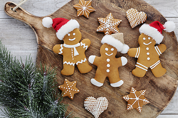 포토 JPG 해외이미지 잎 크리스마스 산타모자 크리스마스용품 실내 사람없음 하이앵글 쿠키 나무도마 진저맨 진저쿠키 나무배경 해외포토 식물 모자_잡화 기념일 뷰포인트 백그라운드 디저트 도마 내부 목재 용품 파일형식 이미지허브