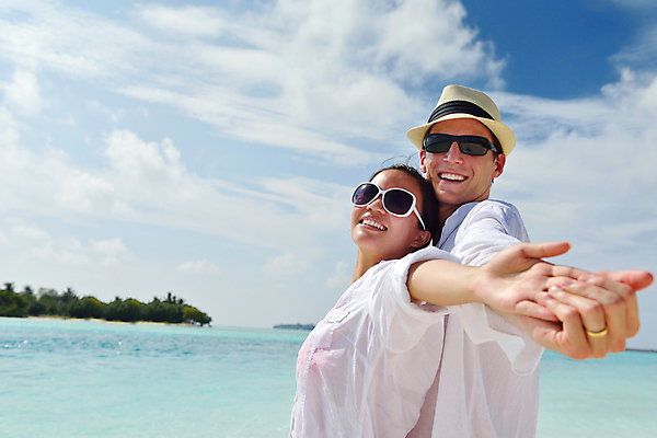 포토 JPG 해외이미지 주간 라이프스타일 커플 여자 남자 데이트 팔벌리기 휴식 사랑 상반신 성인 해변 야외 두명 옆모습 여름 선글라스 손잡기 맑음 성인만 해외포토 자연요소 계절 감정 안경 바다 뷰포인트 컨셉 관계 모션 날씨 사람 생활 파일형식 이미지허브