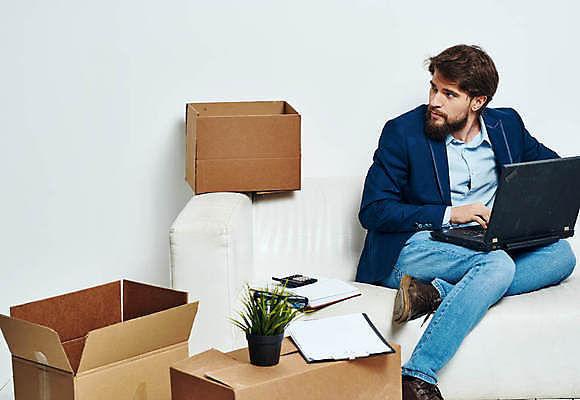 포토 JPG 해외이미지 전신 백인 응시 남자 실내 한명 앉기 성인 앞모습 노트북 상자 소파 타이핑 비즈니스맨 이사 이삿짐 짐싸기 성인남자한명만 해외포토 서양인 1 시선 뷰포인트 의자 비즈니스 모션 사람 내부 전자제품 직장인 남자한명만 성인남자만 파일형식 이미지허브