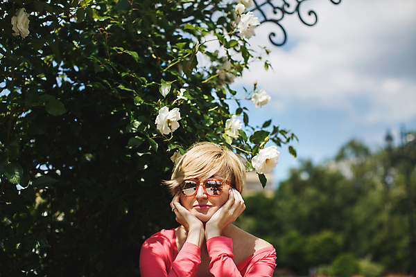 포토 JPG 해외이미지 모델 응시 공원 여자 꽃 안경 얼굴 분홍색 신체 자연 거리 그림자 한명 사람 성인 야외 빨간색 뷰티 장미 노란색 유행 봄 낭만 벚꽃 흰색 우아함 피부 순수 입술 분수 완벽 스타일 해외포토 식물 1 시선 잡화 계절 공공시설 컬러 컨셉 신체부위 생태계 파일형식 이미지허브