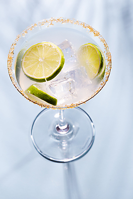 포토 JPG 해외이미지 실내 사람없음 얼음 설탕 파란배경 라임 모히토 해외포토 자연요소 백그라운드 과일 내부 파란색 칵테일 파일형식 이미지허브