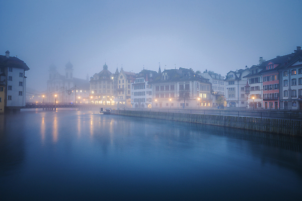 포토 JPG 해외이미지 여행 파노라마 사람없음 야외 파란색 강 도시풍경 일몰 새벽 안개 도시 역사 도심 야간 스위스 타운 스카이라인 구시가지 해외포토 자연요소 유럽 컬러 날씨 촬영기법 풍경 노을 파일형식 이미지허브