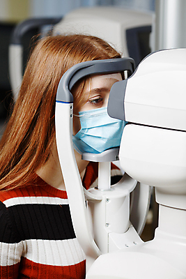 포토 JPG 해외이미지 백인 응시 여자 행복 안경 어린이 백그라운드 컨셉 실내 건강 병원 한명 성인 파란색 기쁨 장비 시험 의사 기구 잡기 복도 눈동자 흥분 시력 안락의자 시민 카메라렌즈 돌봄 해외포토 서양인 1 시선 잡화 교육 감정 컬러 의자 의학 모션 사람 내부 카메라 의료진 눈_신체부위 국민 파일형식 이미지허브