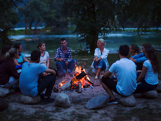 포토 JPG 해외이미지 전신 여자 남자 휴식 대화 앉기 여러명 성인 야외 앞모습 옆모습 뒷모습 캠핑 야간 모닥불 성인만 옹기종기 해외포토 자연요소 뷰포인트 다수 컨셉 모션 불 레저 말하기 사람 파일형식 이미지허브