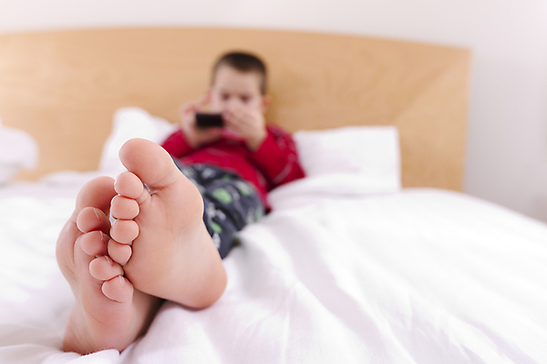 포토 JPG 해외이미지 백인 라이프스타일 웰빙 남자 행복 어린이 신체 베개 맨발 발 아침 휴식 주택 실내 사랑 한명 사람 소년 스마트폰 침실 흰색 침대 담요 피부 발가락 거짓말 양발 해외포토 주간 서양인 1 감정 컬러 가구 컨셉 침구 내부 건물 생활 신체부위 핸드폰 스마트기기 파일형식 이미지허브