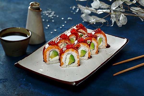 포토 JPG 해외이미지 접시 젓가락 사람없음 나뭇가지 간장 연어 롤스시 연어알 연어초밥 크림치즈 필라델피아 해외포토 나무 식기 치즈 수저 어류 알 미국 초밥 양념 일본음식 파일형식 이미지허브