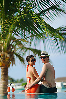 포토 JPG 해외이미지 주간 부부 커플 여자 남자 수영복 허리손 수영장 함께함 앉기 상반신 성인 야외 두명 뒷모습 여름휴가 바캉스 선글라스 야자수 신혼여행 칵테일 뒤돌아보기 성인만 해외포토 자연요소 나무 옷 안경 뷰포인트 포즈 결혼 컨셉 관계 모션 휴가 주류 사람 파일형식 여름_계절 이미지허브