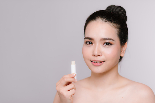 포토 JPG 해외이미지 응시 여자 회색배경 실내 한명 들기 상반신 성인 앞모습 뷰티 립밤 성인여자한명만 해외포토 1 시선 뷰포인트 백그라운드 모션 사람 내부 화장품 회색 여자한명만 성인여자만 파일형식 이미지허브