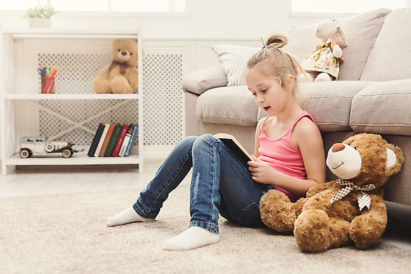 포토 JPG 해외이미지 전신 백인 여자 어린이 거실 실내 한명 들기 앉기 옆모습 책 독서 곰인형 집중 소녀한명만 해외포토 서양인 1 인형 뷰포인트 컨셉 모션 사람 내부 여자한명만 소녀만 파일형식 이미지허브