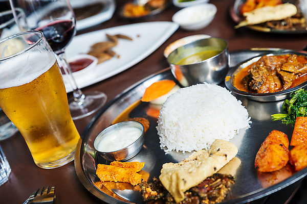 포토 JPG 해외이미지 전통 접시 아시아 채소 유리 탁자 밥 맥주 요리 동양인 사람없음 세트 금속 식당 와인 식사 저녁식사 치킨 사발 매움 네팔 카레 요거트 남쪽 점심식사 마살라 요구르트 카트만두 맛있는 해외포토 식기 나라 음식 가구 재질 유제품 주류 인종 상점 사기그릇 맛 방향 닭고기요리 파일형식 이미지허브