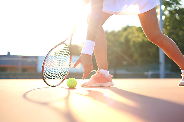 포토 JPG 해외이미지 주간 여자 한명 성인 야외 옆모습 햇빛 하반신 테니스 테니스라켓 테니스장 테니스공 손뻗기 성인여자한명만 줍기 해외포토 자연요소 1 뷰포인트 공 스포츠시설 모션 사람 태양 구기 라켓 테니스용품 여자한명만 성인여자만 파일형식 이미지허브