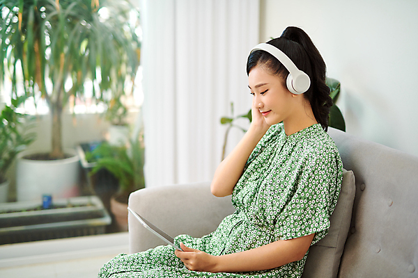 포토 JPG 해외이미지 응시 여자 여유 휴식 실내 한명 들기 동양인 상반신 성인 옆모습 아웃포커스 태블릿 헤드셋 음악감상 성인여자한명만 집콕 해외포토 1 시선 감정 뷰포인트 음향기기 컨셉 모션 촬영기법 사람 인종 내부 전자제품 스마트기기 헤드폰 감상 신조어 여자한명만 성인여자만 파일형식 앳홈라이프 이미지허브