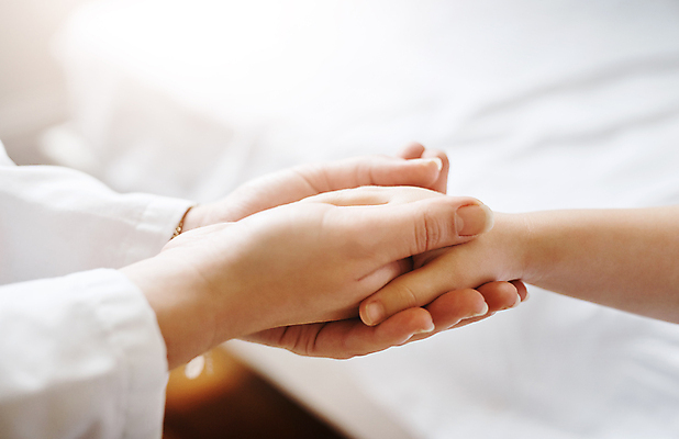 포토 JPG 해외이미지 손 따뜻함 근접촬영 신체부위 손잡기 의사 도움 해외포토 뷰포인트 컨셉 모션 사람 의료진 파일형식 이미지허브