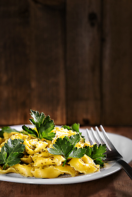 포토 JPG 해외이미지 접시 음식 백그라운드 포크 다이어트 채소 치즈 파스타 파슬리 건강 육류 요리 사람없음 목재 초록색 주방 식당 식사 저녁식사 이탈리아 흰색 시골 신선 사발 은색 밀 먹기 허브 가득함 메뉴 유기농 정사각형 점심식사 라비올리 탄수화물 핸드메이드 토르텔리니 해외포토 도형 나무 식물 식기 웰빙 유럽 컬러 식재료 재료 모션 유제품 곡류 서양음식 상점 사기그릇 파일형식 이미지허브