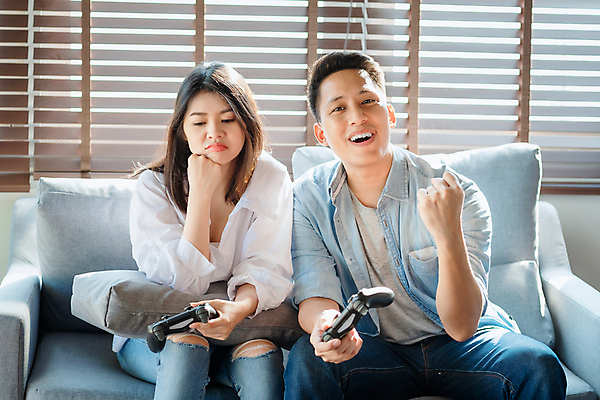 포토 JPG 해외이미지 라이프스타일 커플 여자 행복 스포츠 컨셉 인터넷 놀이 휴가 휴식 주택 함께함 사랑 미소 사람 동양인 취미 두명 컴퓨터 경쟁 장비 도전 게임 표현 사이버 무선전화기 와이파이 조이스틱 온라인 위로 게이머 관리자 제어 플레이어 필승 현실 해외포토 감정 관계 표정 인종 건물 생활 전자제품 우승 게임기 전화기 무선인터넷 파일형식 이미지허브