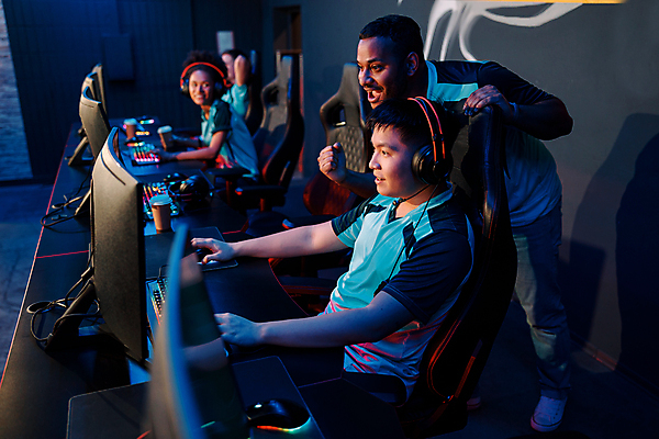 포토 JPG 해외이미지 여자 남자 응원 여러명 상반신 성인 취미 옆모습 모니터 헤드셋 경쟁 게임 키보드 마우스 사이버 게이머 성인만 해외포토 뷰포인트 음향기기 다수 컨셉 놀이 사람 컴퓨터 컴퓨터용품 헤드폰 파일형식 이미지허브