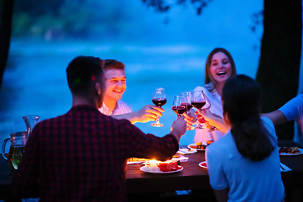 포토 JPG 해외이미지 접시 여자 남자 음식 양파 조명 웃음 여러명 상반신 성인 야외 강 파티 저녁식사 저녁 즐거움 건배 성인만 해외포토 식기 감정 다수 채소 표정 사람 이벤트 식사 야간 파일형식 이미지허브