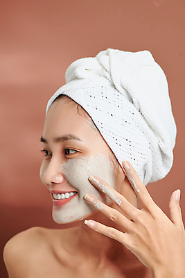 포토 JPG 해외이미지 응시 여자 실내 두건 한명 동양인 손짓 상반신 성인 옆모습 수건 뷰티 피부관리 팩 머드팩 성인여자한명만 갈색배경 해외포토 1 시선 뷰포인트 백그라운드 모션 사람 인종 내부 위생용품 갈색 화장품 여자한명만 성인여자만 파일형식 이미지허브