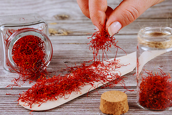 포토 JPG 해외이미지 스튜디오촬영 손 음식 백그라운드 재료 자연 유리 탁자 건조 건강 요리 사람없음 목재 빨간색 쌓기 주방 숟가락 신선 양념 조미료 스페인 실 고급 맛 정상 인도인 허브 향신료 매움 향 나무숟가락 흙더미 꽃수술 사프란 스페인어 이국적 이란 해외포토 외국인 나무 식물 유럽 컬러 가구 컨셉 중동 모션 재질 수저 실내 동양인 신체부위 흙 생태계 향미료 파일형식 더미 이미지허브