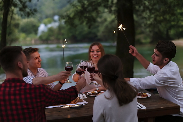 포토 JPG 해외이미지 접시 여자 남자 음식 와인잔 폭죽 들기 여러명 상반신 성인 야외 강 파티 저녁식사 저녁 레드와인 즐거움 건배 성인만 해외포토 식기 감정 다수 술잔 모션 사람 이벤트 와인 식사 야간 파일형식 이미지허브
