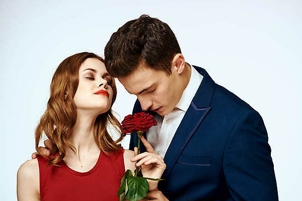 포토 JPG 해외이미지 커플 여자 남자 포옹 들기 상반신 성인 두명 장미 낭만 성인만 해외포토 꽃 컨셉 관계 안기 모션 사람 파일형식 이미지허브