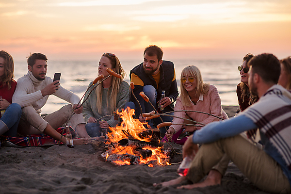 포토 JPG 해외이미지 전신 여자 남자 함께함 웃음 들기 앉기 여러명 상반신 성인 해변 야외 앞모습 옆모습 친구 캠핑 나뭇가지 소시지 야간 모닥불 굽기 즐거움 소시지구이 성인만 해외포토 자연요소 나무 감정 바다 뷰포인트 다수 컨셉 관계 모션 불 레저 표정 사람 가공식품 구이 파일형식 이미지허브