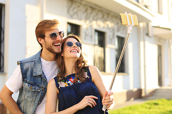 포토 JPG 해외이미지 커플 여자 남자 여행 창문 거리 웃음 들기 상반신 성인 야외 두명 건물 스마트폰 선글라스 햇빛 셀프카메라 셀카봉 성인만 해외포토 건축물 안경 관계 모션 표정 사람 핸드폰 스마트기기 태양 사진촬영 파일형식 이미지허브