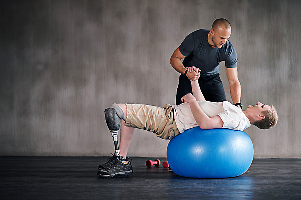 포토 JPG 해외이미지 전신 남자 성인 두명 옆모습 운동복 눕기 운동 마주보기 손잡기 아령 도움 짐볼 체육관 트레이너 물리치료사 의족 재활 성인남자만 어깨에손 버티다 해외포토 옷 뷰포인트 컨셉 모션 건강 사람 치료 헬스 치료사 남자만 성인만 파일형식 이미지허브