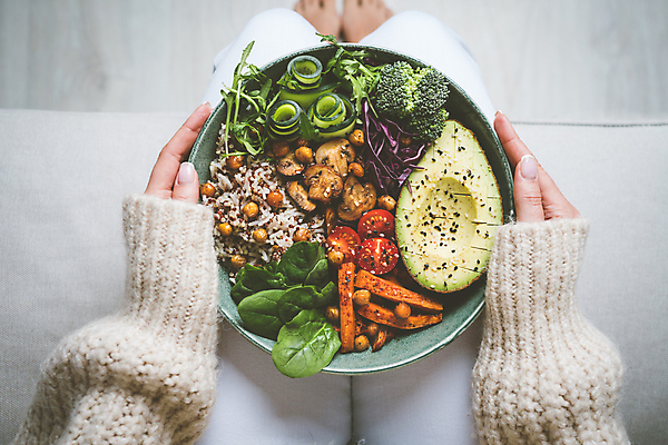 포토 JPG 해외이미지 접시 여자 음식 건강 한명 들기 앉기 성인 샐러드 하반신 잡기 흰배경 아보카도 건강식 성인여자한명만 비건 비건음식 해외포토 1 식기 백그라운드 과일 모션 사람 흰색 채식주의자 여자한명만 성인여자만 파일형식 이미지허브
