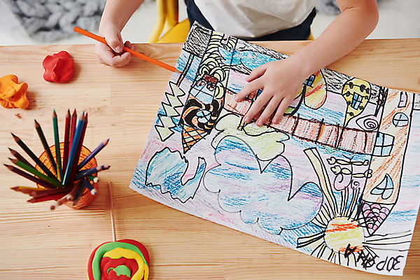 포토 JPG 해외이미지 손 여자 종이 어린이 의자 색연필 미술 한명 들기 앉기 상반신 신체부위 그림 점토 소녀한명만 해외포토 1 가구 모션 문화예술 학용품 사람 여자한명만 소녀만 파일형식 이미지허브