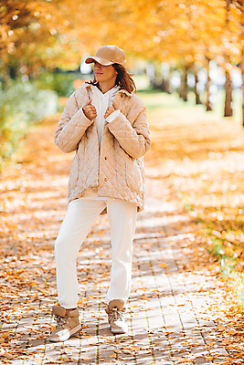 포토 JPG 해외이미지 공원 여자 한명 미소 성인 야외 가을풍경 가을 잡기 숲 성인여자한명만 해외포토 1 계절 공공시설 모션 표정 사람 풍경 여자한명만 성인여자만 파일형식 가을_계절 이미지허브