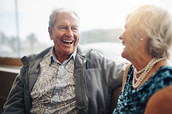 포토 JPG 해외이미지 응시 여자 노년 남자 실내 사랑 미소 웃음 앉기 상반신 두명 앞모습 옆모습 마주보기 노부부 긍정 노인만 해외포토 부부 시선 감정 뷰포인트 컨셉 모션 표정 사람 성인 내부 성인만 파일형식 이미지허브