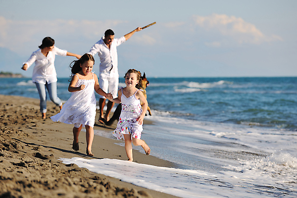 포토 JPG 해외이미지 주간 전신 백인 라이프스타일 남자 딸 행복 반려견 어린이 바다 여행 가족 엄마 휴가 함께함 사랑 웃음 들기 사람 여러명 성인 해변 야외 반려동물 달리기 걷기 손잡기 기쁨 아빠 개 해외포토 자연요소 서양인 동물 감정 다수 컨셉 포유류 관계 모션 표정 생활 파일형식 이미지허브