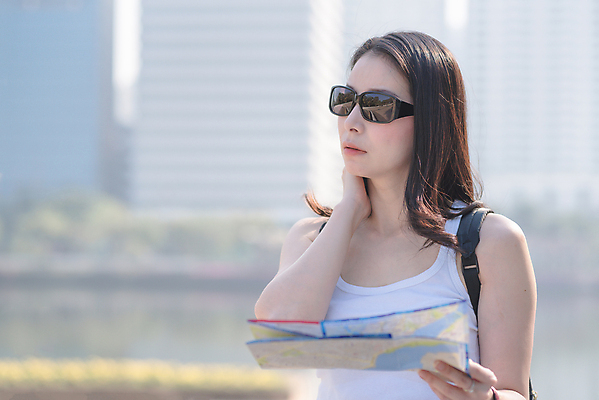 포토 JPG 해외이미지 백인 라이프스타일 여자 행복 유럽 아시아 여행 백그라운드 지도 배낭 휴가 휴식 거리 항해 한명 미소 사람 동양인 성인 야외 여름 유행 여행객 카메라 일본 중국 도시 주말 두바이 백패커 힙스터 해외포토 서양인 1 계절 패션 감정 나라 컨셉 배_교통 가방 표정 인종 생활 전자제품 아랍에미리트 파일형식 이미지허브