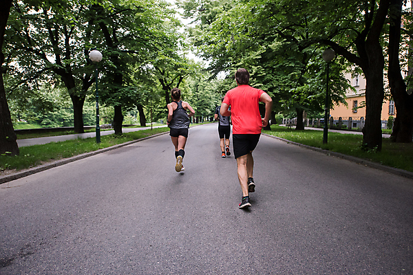 포토 JPG 해외이미지 주간 전신 나무 여자 노년 남자 도로 가로등 함께함 성인 야외 뒷모습 세명 달리기 조깅 마라톤 달리기선수 해외포토 자연요소 식물 공공시설 길 뷰포인트 컨셉 교통시설 모션 사람 경기 운동 육상스포츠 육상선수 파일형식 이미지허브
