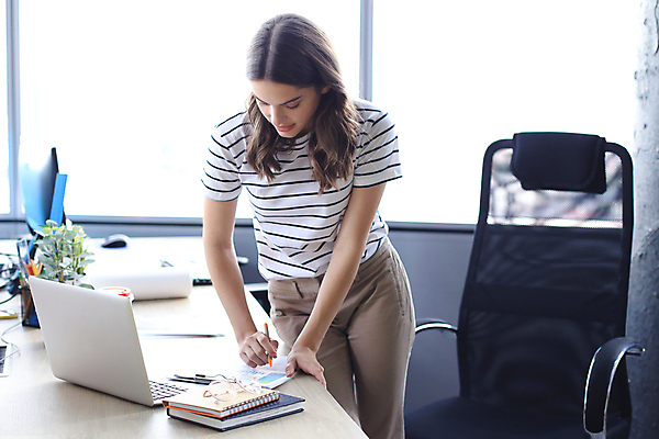 포토 JPG 해외이미지 여자 비즈니스 아이디어 실내 한명 상반신 성인 앞모습 노트북 사무실 기댐 기록 비즈니스우먼 집중 책상 성인여자한명만 성인만 해외포토 1 뷰포인트 가구 컨셉 모션 사람 내부 전자제품 직장인 여자한명만 성인여자만 파일형식 이미지허브