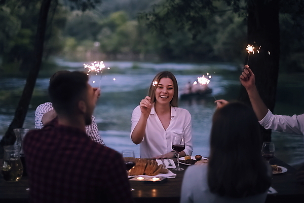 포토 JPG 해외이미지 여자 남자 음식 폭죽 웃음 들기 여러명 상반신 성인 야외 앞모습 강 파티 저녁식사 저녁 즐거움 성인만 해외포토 감정 뷰포인트 다수 모션 표정 사람 이벤트 식사 야간 파일형식 이미지허브