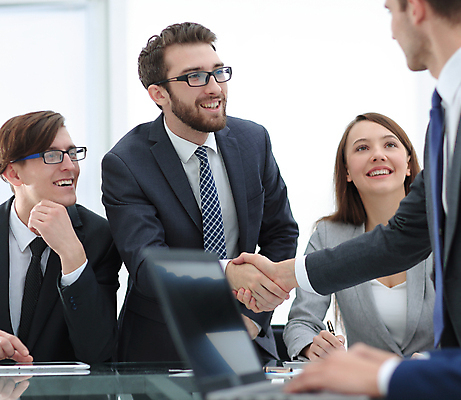 포토 JPG 해외이미지 여자 남자 비즈니스 협력 악수 실내 협상 웃음 여러명 상반신 성인 앞모습 옆모습 비즈니스맨 비즈니스우먼 소프트포커스 성인만 안경낌 해외포토 안경 뷰포인트 다수 촬영기법 표정 사람 손짓 내부 직장인 파일형식 이미지허브