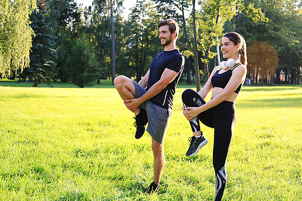 포토 JPG 해외이미지 전신 공원 여자 남자 잔디 성인 야외 두명 옆모습 운동복 청춘 운동 스트레칭 균형 활기 다리들기 성인만 해외포토 식물 옷 공공시설 뷰포인트 컨셉 모션 건강 사람 파일형식 이미지허브