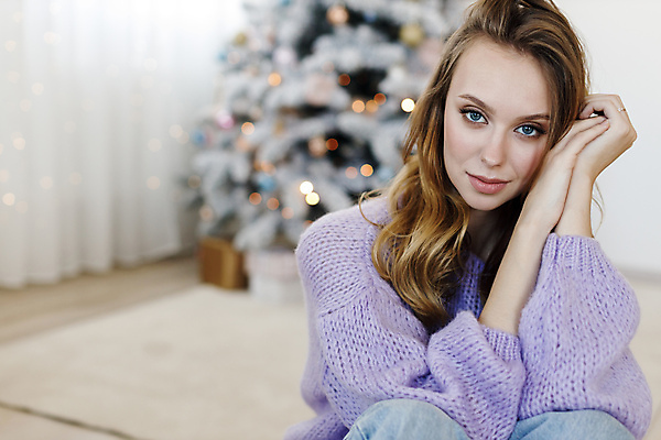 포토 JPG 해외이미지 나무 백인 모델 드레스 여자 행복 포즈 백그라운드 크리스마스 겨울 휴가 새로움 새해 실내 선물 한명 사람 장식 빨간색 빛 상자 뷰티 크리스마스트리 산타클로스 파티 유행 방 흰색 축하 고급 우아함 연도 마법 해외포토 서양인 식물 1 옷 계절 기념일 감정 컬러 컨셉 이벤트 내부 파일형식 이미지허브