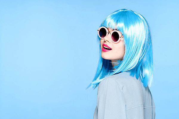 포토 JPG 해외이미지 여자 하늘색 한명 상반신 성인 옆모습 뒷모습 선글라스 가발 성인여자한명만 힙스터 해외포토 1 패션 안경 뷰포인트 사람 파란색 여자한명만 성인여자만 파일형식 이미지허브