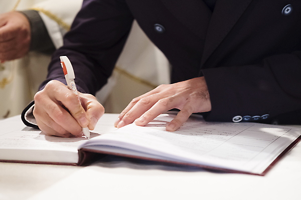 포토 JPG 해외이미지 커플 드레스 감정 종교 웨딩드레스 신랑 결혼 결혼식 함께함 사랑 정장 이벤트 사람없음 파티 교회 손잡기 축제 낭만 흰색 가운 사인 문서 결재 서명 해외포토 옷 컬러 컨셉 비즈니스 관계 종교건축 모션 건물 파일형식 이미지허브