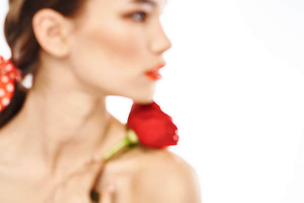 포토 JPG 해외이미지 백인 응시 여자 포즈 한명 들기 상반신 성인 앞모습 화장 뷰티 장미 블러 성인여자한명만 해외포토 서양인 1 시선 꽃 뷰포인트 모션 사람 여자한명만 성인여자만 파일형식 이미지허브