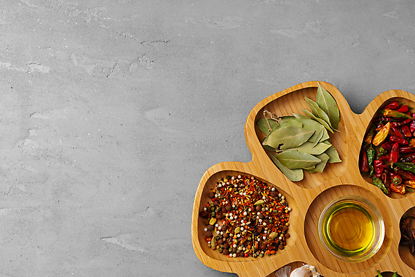 포토 JPG 해외이미지 식재료 회색배경 실내 사람없음 올리브오일 혼합 향신료 나무그릇 월계수 카피스페이스 페페론치노 해외포토 그릇 백그라운드 고추 내부 목재 공백 회색 기름_음식 향미료 파일형식 이미지허브