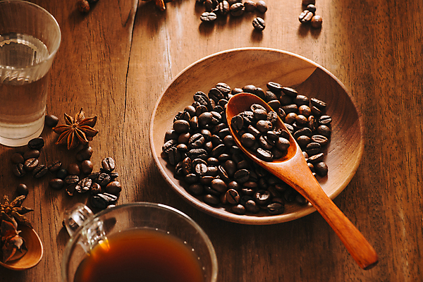 포토 JPG 해외이미지 커피 잔 실내 사람없음 원두 물컵 나무숟가락 나무접시 나무배경 팔각회향 해외포토 식기 접시 음료 백그라운드 내부 컵 숟가락 향신료 파일형식 이미지허브