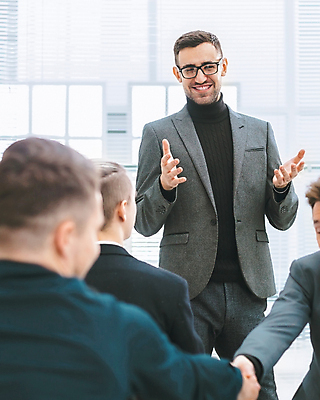 포토 JPG 해외이미지 직업 남자 회사 비즈니스 통신 창문 회의 협력 설계 노동자 악수 함께함 대화 사람 앉기 여러명 금융 사무실 인사 업무 작업 비즈니스맨 그룹 계획 대표 토론 동료 직원 시작 경영자 동의 브레인스토밍 해외포토 다수 컨셉 관계 모션 말하기 손짓 경제 예절 직장인 리더 파일형식 이미지허브