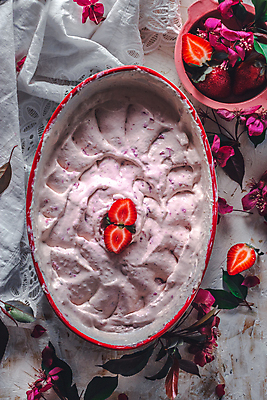 포토 JPG 해외이미지 열매 음식 분홍색 과일 재료 공 딸기 아이스크림 디저트 서브 사람없음 장식 빨간색 숟가락 냉동 얼음 우유 추위 신선 사발 달콤 맛 상품 매끈함 먹기 민트 크림 국자 상쾌 유기농 블루베리 산딸기 시럽 원뿔 내추럴 여의주 핸드메이드 맛있는 해외포토 자연요소 도형 식물 웰빙 감정 컬러 컨셉 모션 주방용품 유제품 수저 감각 사기그릇 허브 파일형식 이미지허브