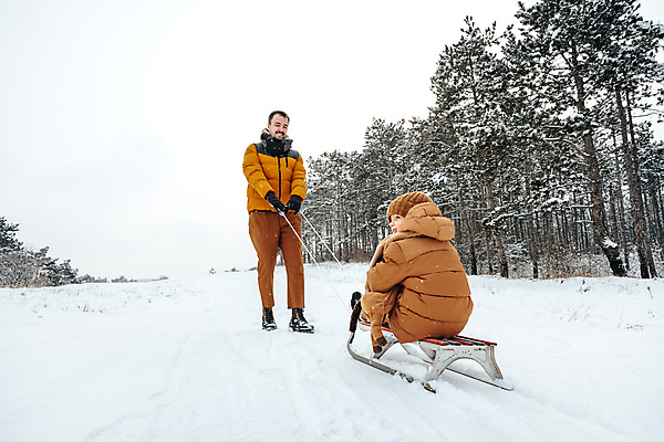 포토 JPG 해외이미지 주간 전신 백인 남자 아들 어린이 겨울 소년 성인 야외 두명 앞모습 뒷모습 잡기 아빠 당기기 승차 썰매 썰매타기 남자만 해외포토 자연요소 서양인 계절 뷰포인트 가족 모션 사람 전통놀이 파일형식 이미지허브